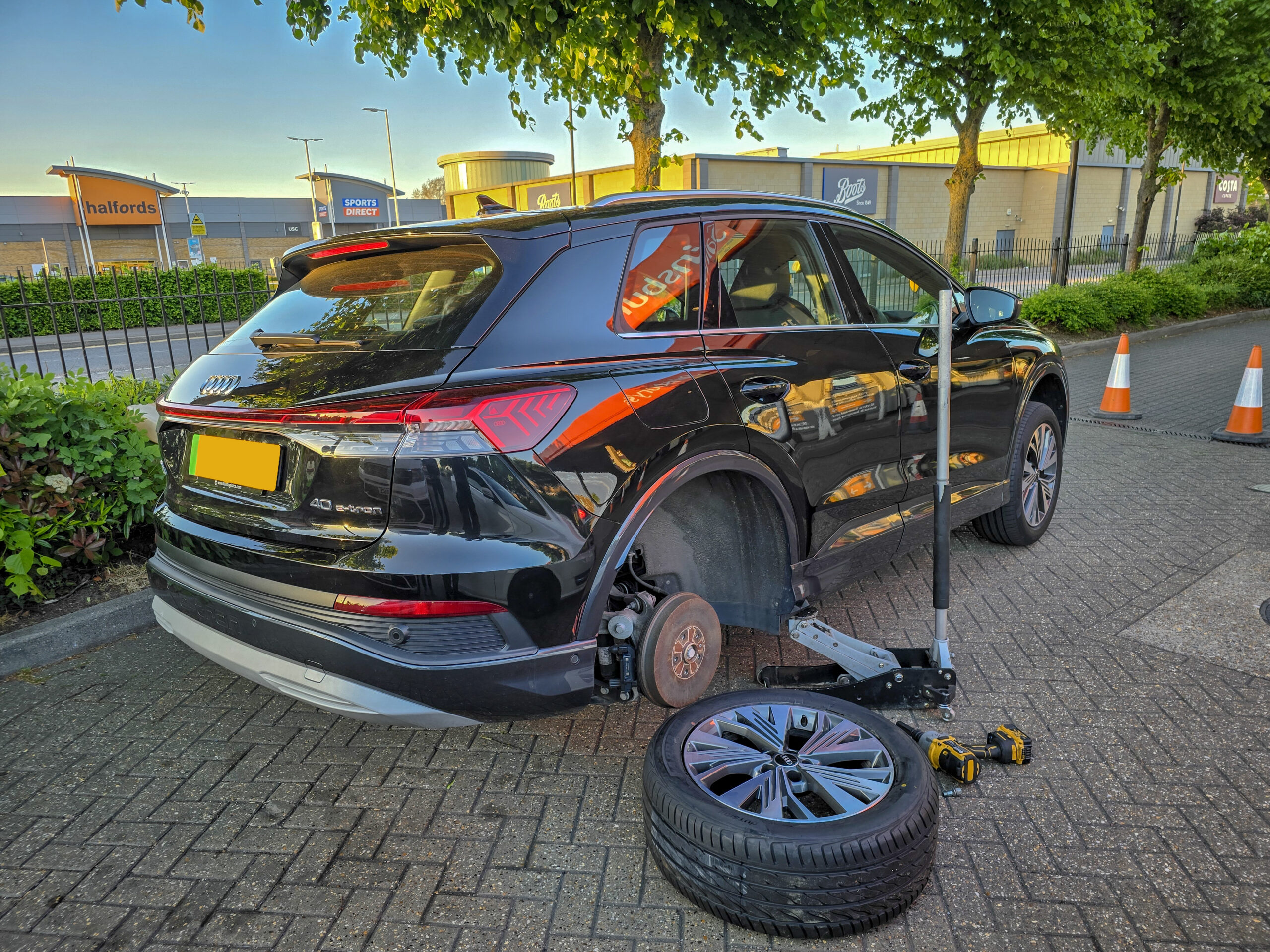 Tyre fitter in North London