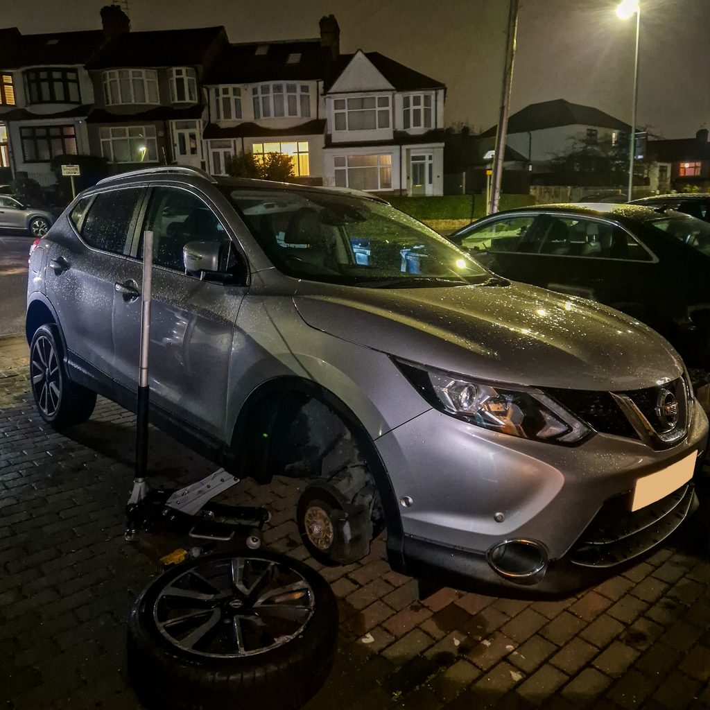 how to change a tyre