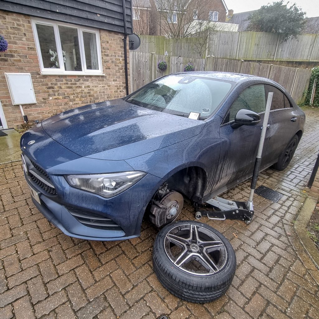 how to change a tyre